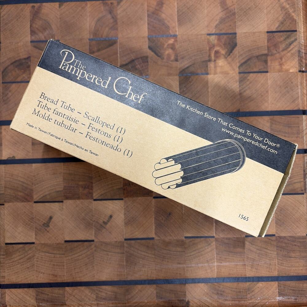 Pampered Chef Scalloped Bread Tube #1565 – New in Box – Bake Decorative Bread